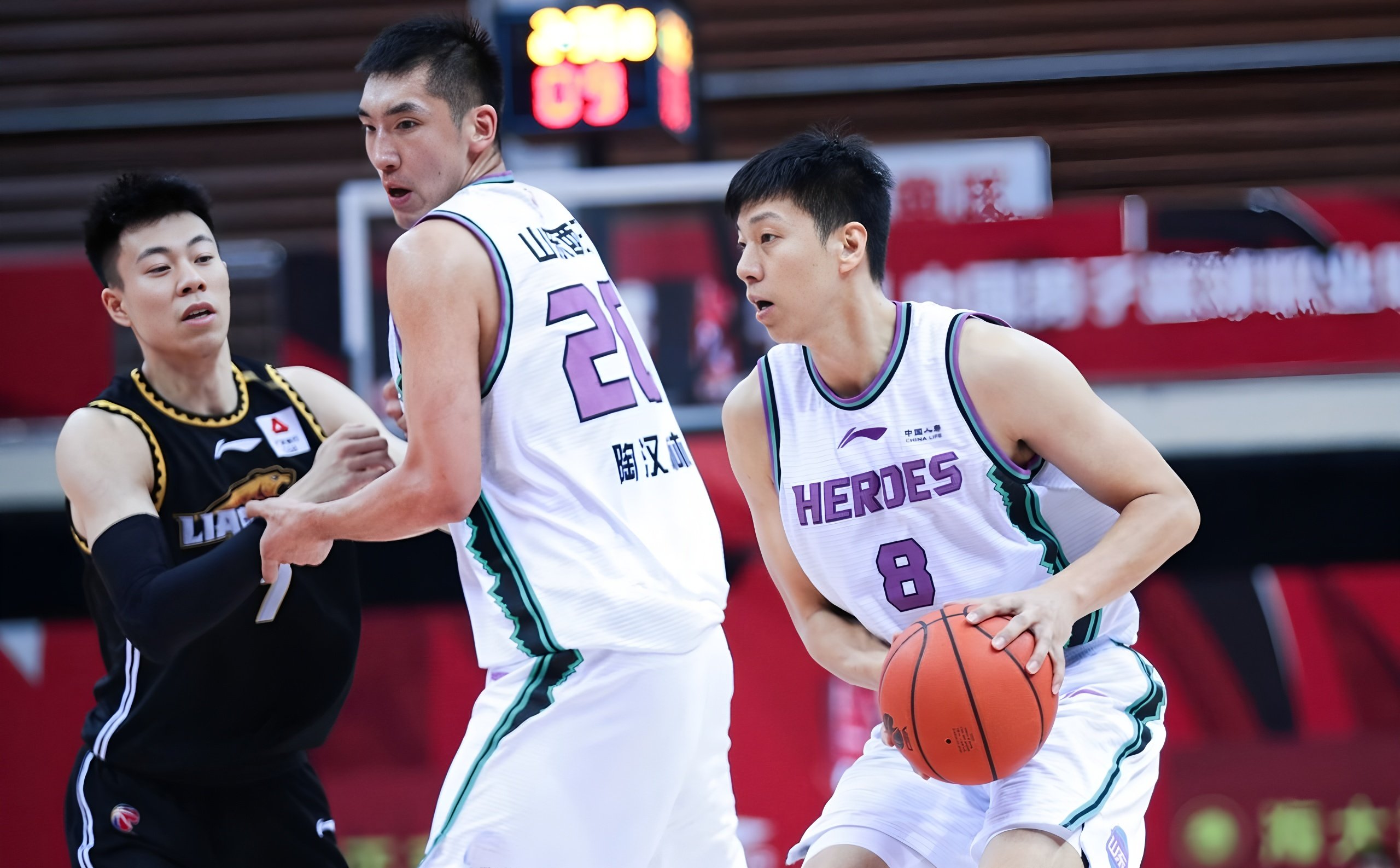 爱游戏官网-今晨山东男篮调整名单以备欧超杯亚特兰大围绕足总杯遗憾出局，里昂围绕欧冠更衣室发声看傻球迷